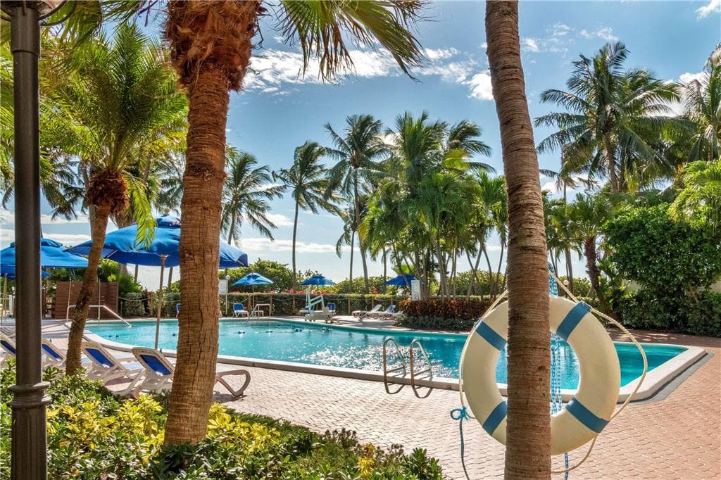 Radisson Resort Miami Beach